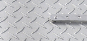 グリストラップ 蓋（グリーストラップ蓋）:ステンレス製のグリストラップの蓋は錆びないので、いつまでも衛生的です。また、当社は補強などもアーク溶接でシッカリと付けますので、ほぼ交換不要になります！